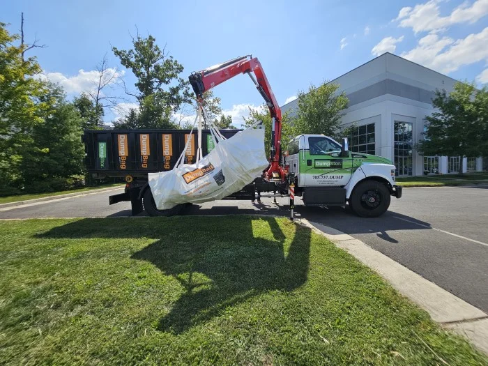 Dumpbag being lifted by a pivot arm